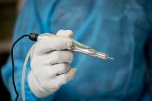 The Dr.UPunch Rotor ™ attaches to an external water supply, enabling the system to hydrate grafts during extraction, producing healthier, bulkier follicular units that can survive long term in the recipient area to grow the expected hair yield and even restore an entire head of hair